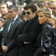 Patrick Bruel et Jérôme Cahuzac lors de l'enterrement du constitutionnaliste Guy Carcassonne au cimetière de Montmartre le 3 juin 2013