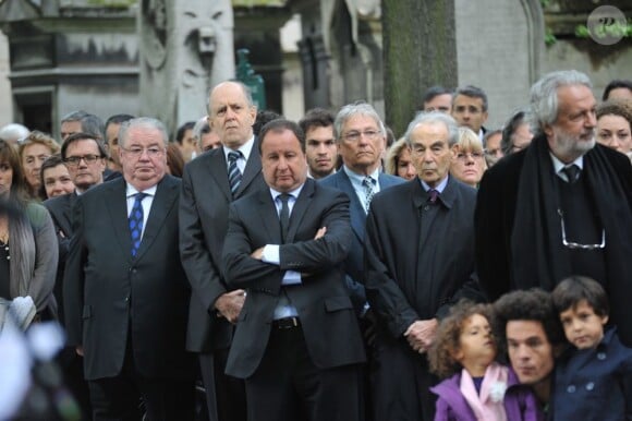 Robert Badinter et Daniel Vaillant lors de l'enterrement du constitutionnaliste Guy Carcassonne au cimetière de Montmartre le 3 juin 2013