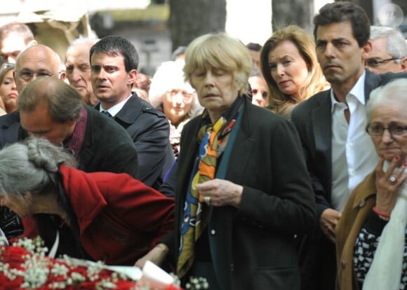 Claire Bretécher, Manuel Valls et Valérie Trierweiler lors de l'enterrement du constitutionnaliste Guy Carcassonne au cimetière de Montmartre le 3 juin 2013