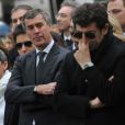 Patrick Bruel et Jérôme Cahuzac lors de l'enterrement du constitutionnaliste Guy Carcassonne au cimetière de Montmartre le 3 juin 2013
