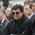 Patrick Bruel et Jérôme Cahuzac lors de l'enterrement du constitutionnaliste Guy Carcassonne au cimetière de Montmartre le 3 juin 2013 à Paris
