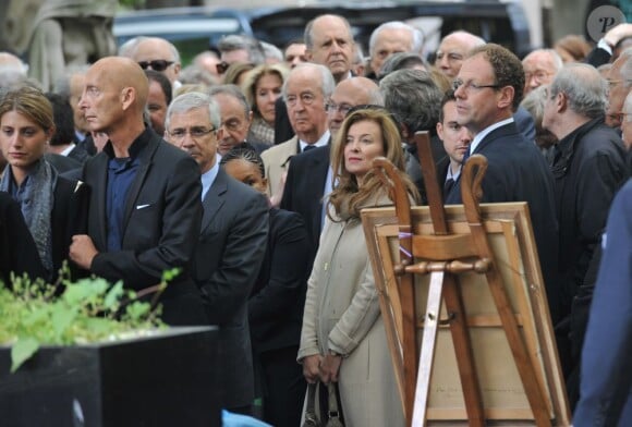 Valérie Trierweiler, Edouard Balladur, Claude Bartolone lors de l'enterrement du constitutionnaliste Guy Carcassonne au cimetière de Montmartre le 3 juin 2013