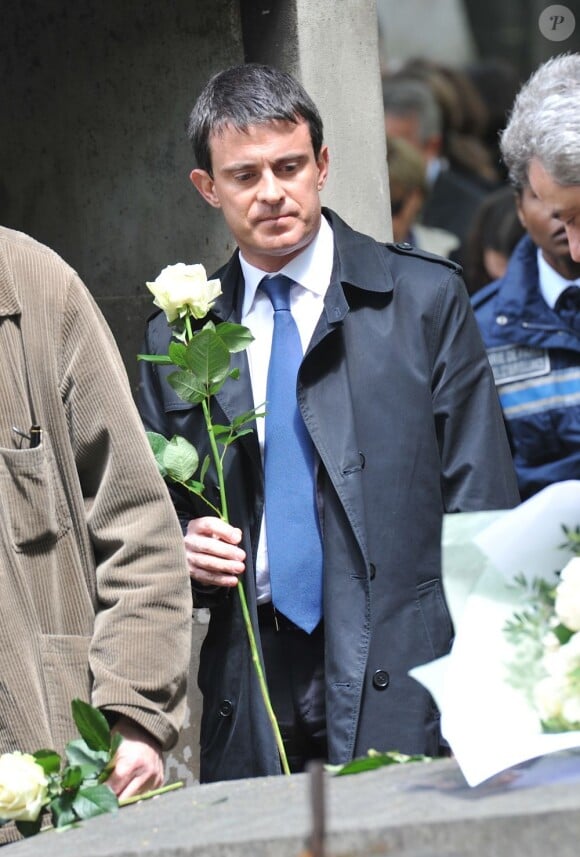 Manuel Valls lors de l'enterrement du constitutionnaliste Guy Carcassonne au cimetière de Montmartre le 3 juin 2013