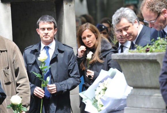 Manuel Valls et sa femme Anne Gravoin lors de l'enterrement du constitutionnaliste Guy Carcassonne au cimetière de Montmartre le 3 juin 2013