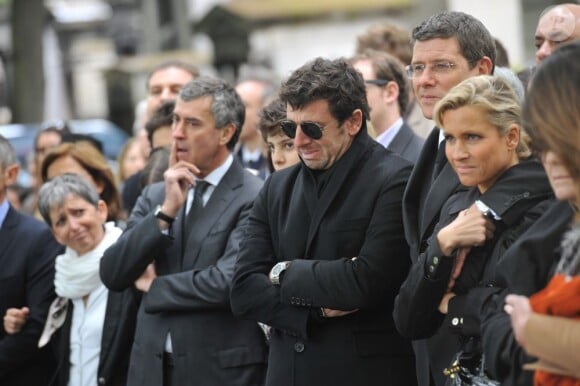Jérôme Cahuzac et Patrick Bruel lors de l'enterrement du constitutionnaliste Guy Carcassonne au cimetière de Montmartre le 3 juin 2013