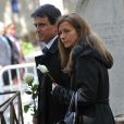 Manuel Valls et sa femme Anne Gravoin lors de l'enterrement du constitutionnaliste Guy Carcassonne au cimetière de Montmartre le 3 juin 2013