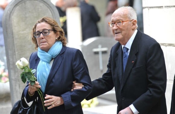 Alain Decaux et sa femme Micheline Pelletier lors de l'enterrement du constitutionnaliste Guy Carcassonne au cimetière de Montmartre le 3 juin 2013