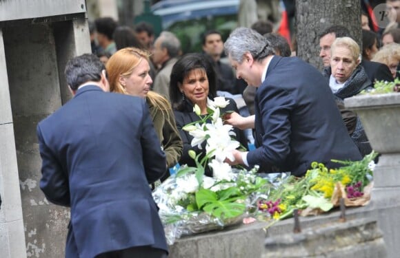 Anne Hommel et Anne Sinclair lors de l'enterrement du constitutionnaliste Guy Carcassonne au cimetière de Montmartre le 3 juin 2013