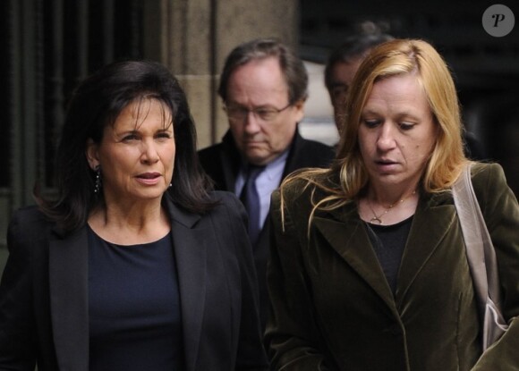 Anne Sinclair et Anne Hommel lors de l'enterrement du constitutionnaliste Guy Carcassonne au cimetière de Montmartre le 3 juin 2013