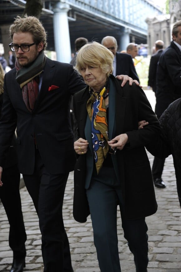 Claire Bretécher lors de l'enterrement du constitutionnaliste Guy Carcassonne au cimetière de Montmartre le 3 juin 2013 à Paris