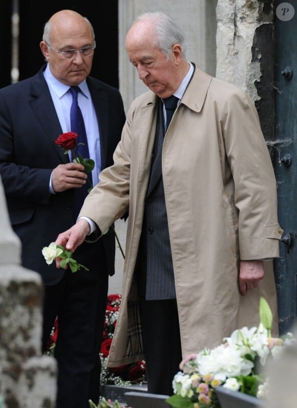Michel Sapin et Edouard Balladur lors de l'enterrement du constitutionnaliste Guy Carcassonne au cimetière de Montmartre le 3 juin 2013 à Paris