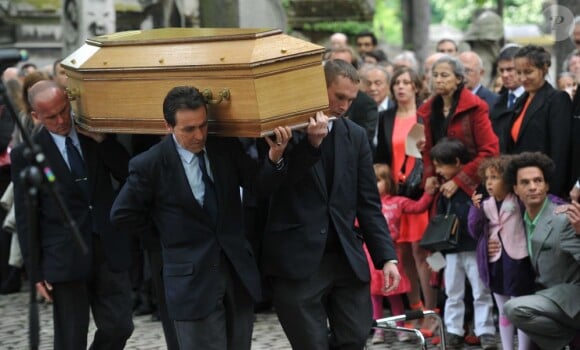 obseques - Claire Bretecher et son fils Martin aux obsèques de Guy Carcassonne au cimetière de Montmartre à Paris. Le 3 juin 2013