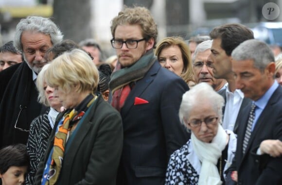 Claire Bretecher et son fils Martin aux bsèques de Guy Carcassonne au cimetière de Montmartre à Paris. Le 3 juin 2013