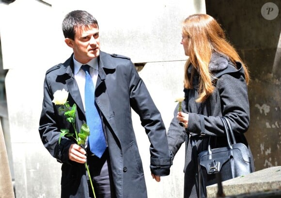 Manuel Valls et sa femme Anne Gravoin - Obsèques de Guy Carcassonne au cimetière de Montmartre à Paris. Le 3 juin 2013