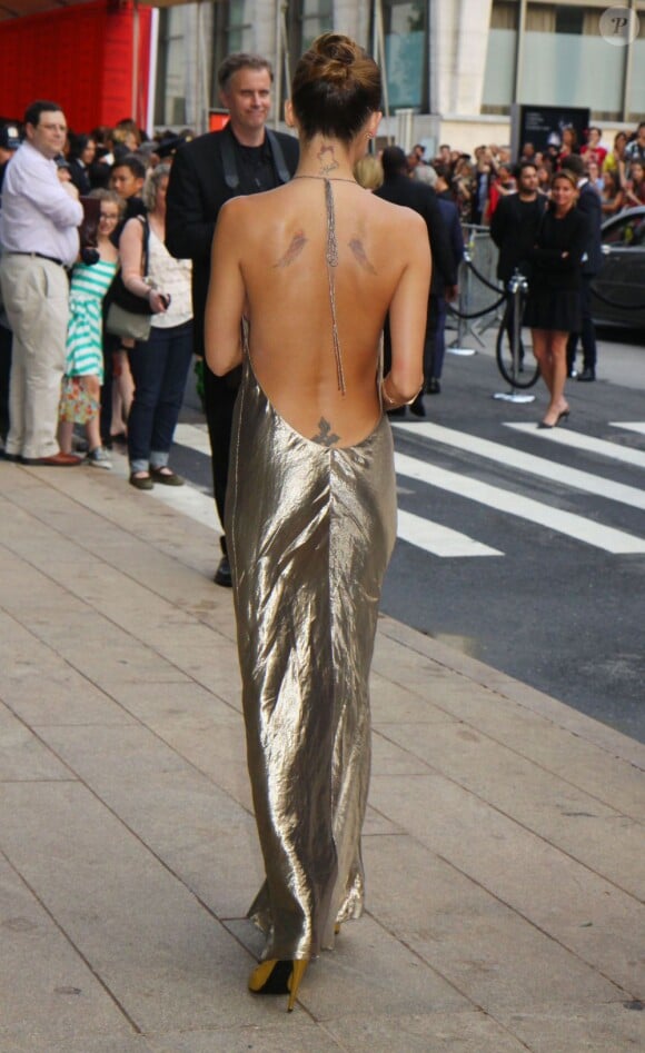 Nicole Richie à la soirée des CFDA Fashion Awards à New York, le 2 Juin 2013. La star portait une robe or, dos nu, signée Marc Jacobs.