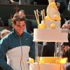 Rafael Nadal avait le sourire lorsque son gâteau d'anniversaire est arrivé sur le court Philippe-Chatrier après sa victoire en huitième de finale face à Kei Nishikori à Roland-Garros le 3 juin 2013