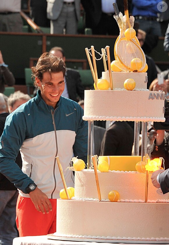 Rafael Nadal avait le sourire lorsque son gâteau d'anniversaire est arrivé sur le court Philippe-Chatrier après sa victoire en huitième de finale face à Kei Nishikori à Roland-Garros le 3 juin 2013
