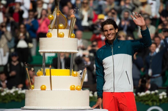 Rafael Nadal a célébré ses 27 ans sur le court Philippe-Chatrier après sa victoire en huitième de finale face à Kei Nishikori à Roland-Garros le 3 juin 2013