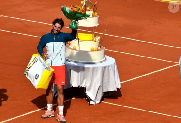 Rafael Nadal a reçu un bouquet de fleurs et un sac plein de cadeaux à l'occasion de ses 27 ans célébrés sur le court Philippe-Chatrier après sa victoire en huitième de finale face à Kei Nishikori à Roland-Garros le 3 juin 2013