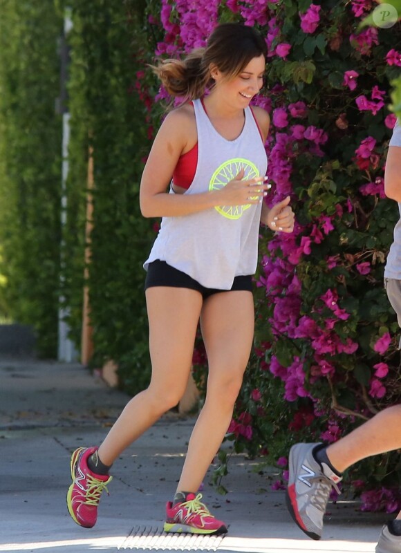 La star Ashley Tisdale fait du jogging avec son coach sportif à West Hollywood, le 20 mai 2013.