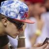 Justin Bieber attentif lors du match de basket entre le Heat de Miami et les Pacers de l'Indiana à Miami le 3 juin 2013