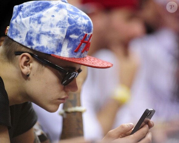 Justin Bieber attentif lors du match de basket entre le Heat de Miami et les Pacers de l'Indiana à Miami le 3 juin 2013