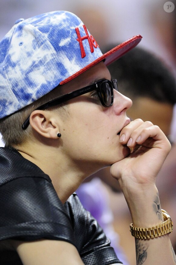 Justin Bieber, très intéressé par le match de basket entre le Heat de Miami et les Pacers de l'Indiana à Miami le 3 juin 2013