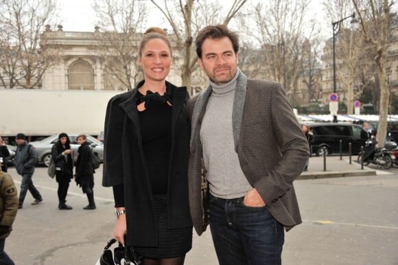 Clovis Cornillac et sa compagne Lilou Fogli (enceinte) arrivant au défilé Alexis Mabille au Palais De Tokyo à Paris le 27 février 2013