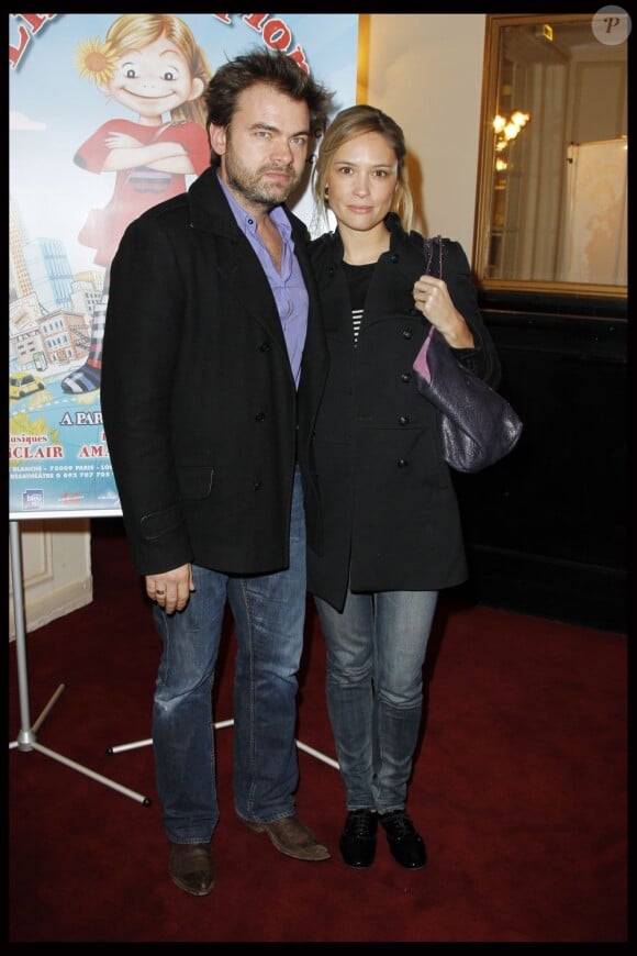 Clovis Cornillac et sa compagne Lilou Fogli lors de la générale de la pièce Lili Lampion à Paris le 6 novembre 2011