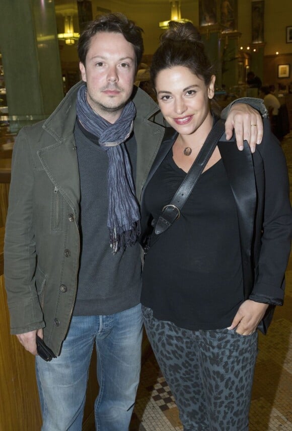 Davy Sardou et sa femme Noémie Elbaz, enceinte qui accouchera en aout de leur premier enfant, le 29 mai 2013 au théâtre Rive Gauche