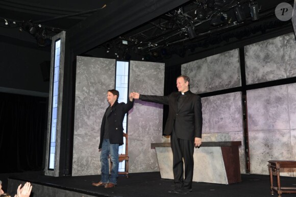 Davy Sardou, Steve Suissa (metteur en scene), Francis Huster sur scène dans la piece "L'affrontement" de Bill C. Davis au théâtre Rive Gauche à Paris, le 29 mai 2013.