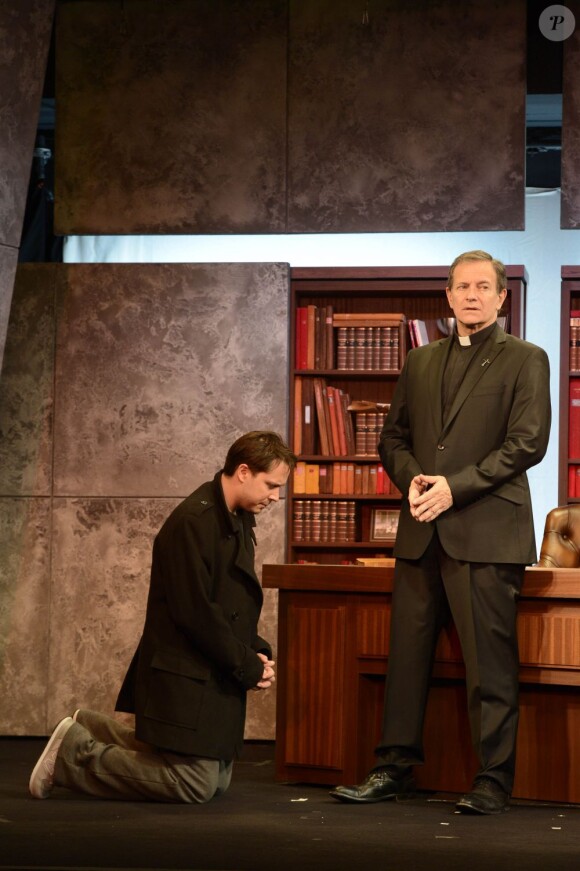 Davy Sardou et Francis Huster lors du filage de la pièce "L'affrontement" au Théâtre Rive Gauche à Paris, le 19 avril 2013