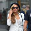 Beyoncé ultrachic à Jay-Z pour se rendre au Met Life Stadium près de New York, porte des lunettes Karen Walker, un blazer Helmut Lang, un sac Alexander Wang, un minishort en cuir et des chaussures vertes pastal. Le 2 juin 2013.