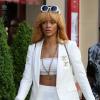 Rihanna tout de blanc vêtue avec un blazer Rag & Bone, complète sa tenue de lunettes, broches, d'un collier, d'un sac, d'une manchette et de chaussures Chanel. Paris, le 4 juin 2013.