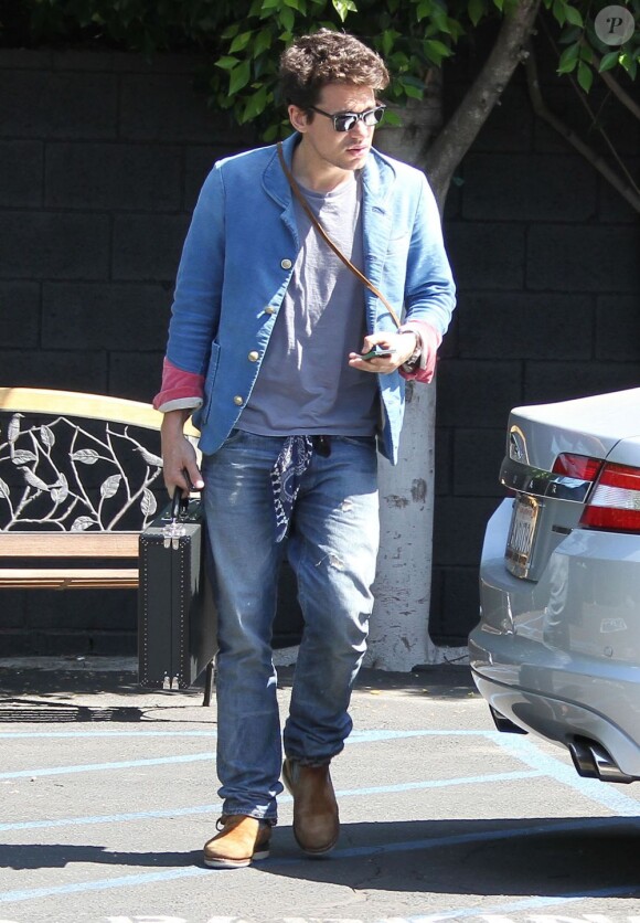 John Mayer dans les rues de North Hollywood, le 4 Juin 2013.