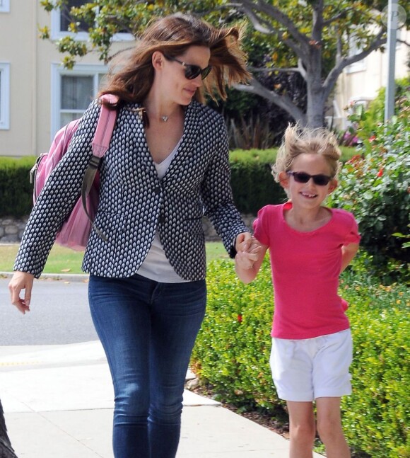 Jennifer Garner va chercher sa fille Violet, 7 ans, le 5 juin 2013 à Santa Monica