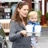 La comédienne Jennifer Garner a eu une journée bien remplie : courses, aller chercher sa fille Violet à l'école et balade avec l'adorable Samuel. Le 6 juin à Santa Monica