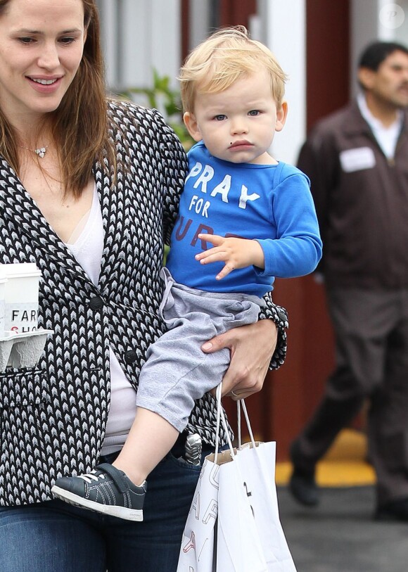 L'actrice Jennifer Garner a eu une journée bien remplie : courses, aller chercher sa fille Violet à l'école et balade avec l'adorable Samuel. Le 6 juin à Santa Monica
