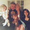 Ireland Baldwin pose avec son père Alec Baldwin, sa belle-mère Hilaria (enceinte) et sa cousine Hailey, le 6 juin 2013.