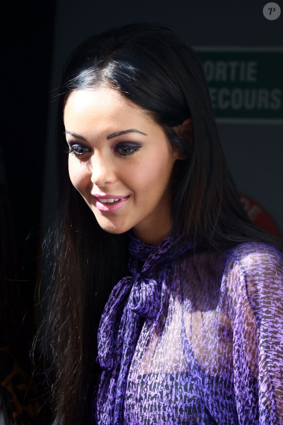 La bombe Nabilla Benattia à la sortie de NRJ 12 à Paris le 5 juin 2013