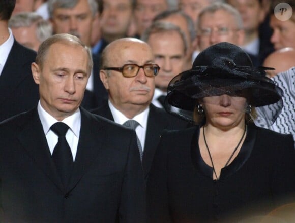 Vladimir Poutine et sa femme Lioudmila Poutina lors de la messe funèbre du patriarche de Russe Alexy II de Moscou. Décembre 2008.