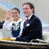 La procession de la famille royale de Suède vers le parc de Skansen lors de la Fête nationale, le 6 juin 2013 à Stockholm. La princesse Madeleine et son fiancé Chris O'Neill partageaient le landau du roi Carl XVI Gustaf et de la reine Silvia, tandis que le prince Carl Philip accompagnait la princesse Victoria, le prince Daniel et la princesse Estelle.