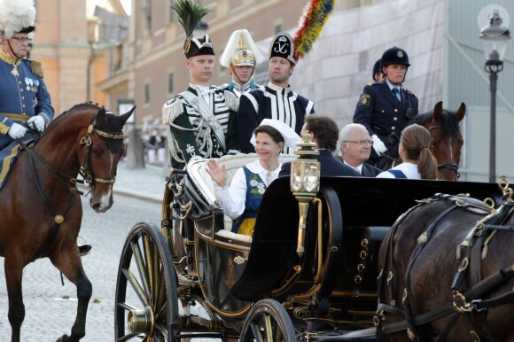 La procession de la famille royale de Suède vers le parc de Skansen lors de la Fête nationale, le 6 juin 2013 à Stockholm. La princesse Madeleine et son fiancé Chris O'Neill partageaient le landau du roi Carl XVI Gustaf et de la reine Silvia, tandis que le prince Carl Philip accompagnait la princesse Victoria, le prince Daniel et la princesse Estelle.
