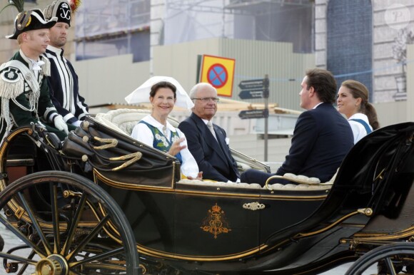 La procession de la famille royale de Suède vers le parc de Skansen lors de la Fête nationale, le 6 juin 2013 à Stockholm. La princesse Madeleine et son fiancé Chris O'Neill partageaient le landau du roi Carl XVI Gustaf et de la reine Silvia, tandis que le prince Carl Philip accompagnait la princesse Victoria, le prince Daniel et la princesse Estelle.