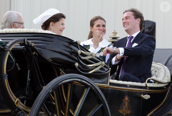 La procession de la famille royale de Suède vers le parc de Skansen lors de la Fête nationale, le 6 juin 2013 à Stockholm. La princesse Madeleine et son fiancé Chris O'Neill partageaient le landau du roi Carl XVI Gustaf et de la reine Silvia, tandis que le prince Carl Philip accompagnait la princesse Victoria, le prince Daniel et la princesse Estelle.