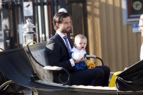 La procession de la famille royale de Suède vers le parc de Skansen lors de la Fête nationale, le 6 juin 2013 à Stockholm. La princesse Madeleine et son fiancé Chris O'Neill partageaient le landau du roi Carl XVI Gustaf et de la reine Silvia, tandis que le prince Carl Philip accompagnait la princesse Victoria, le prince Daniel et la princesse Estelle.