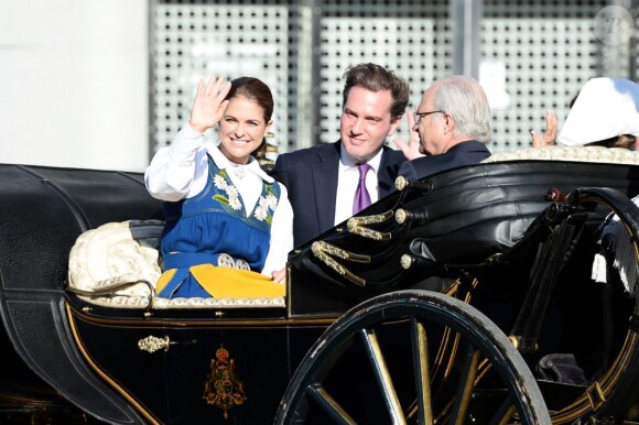 La procession de la famille royale de Suède vers le parc de Skansen lors de la Fête nationale, le 6 juin 2013 à Stockholm. La princesse Madeleine et son fiancé Chris O'Neill partageaient le landau du roi Carl XVI Gustaf et de la reine Silvia, tandis que le prince Carl Philip accompagnait la princesse Victoria, le prince Daniel et la princesse Estelle.
