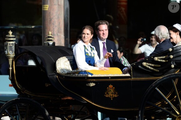 La procession de la famille royale de Suède vers le parc de Skansen lors de la Fête nationale, le 6 juin 2013 à Stockholm. La princesse Madeleine et son fiancé Chris O'Neill partageaient le landau du roi Carl XVI Gustaf et de la reine Silvia, tandis que le prince Carl Philip accompagnait la princesse Victoria, le prince Daniel et la princesse Estelle.