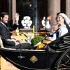 La procession de la famille royale de Suède vers le parc de Skansen lors de la Fête nationale, le 6 juin 2013 à Stockholm. La princesse Madeleine et son fiancé Chris O'Neill partageaient le landau du roi Carl XVI Gustaf et de la reine Silvia, tandis que le prince Carl Philip accompagnait la princesse Victoria, le prince Daniel et la princesse Estelle.