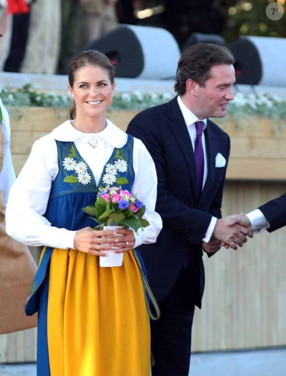 La princesse Madeleine de Suède et son fiancé Chris O'Neill se sont montrés très amoureux lors des célébrations de la Fête nationale à Stockholm, le 6 juin 2013, auxquelles prenaient part le couple royal, la princesse Victoria et le prince Daniel avec la princesse Estelle, et le prince Carl Philip.